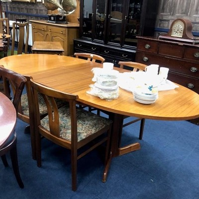 Lot 402A - A RETRO EXTENDING DINING TABLE