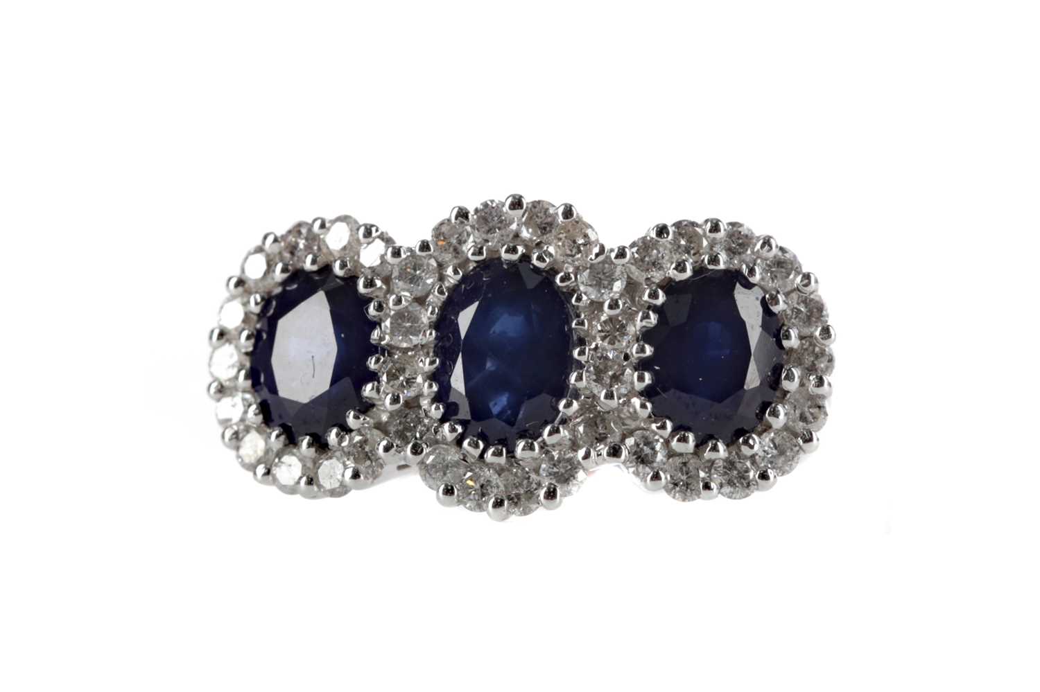 Lot 386 - A SAPPHIRE AND DIAMOND RING