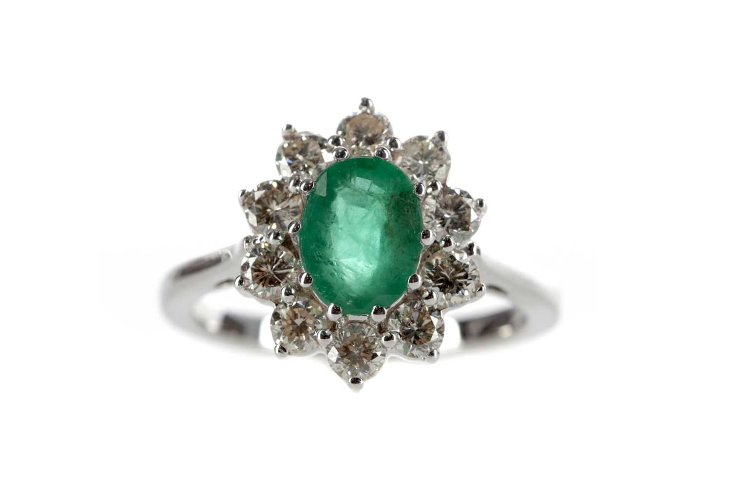 Lot 399 - AN EMERALD AND DIAMOND RING