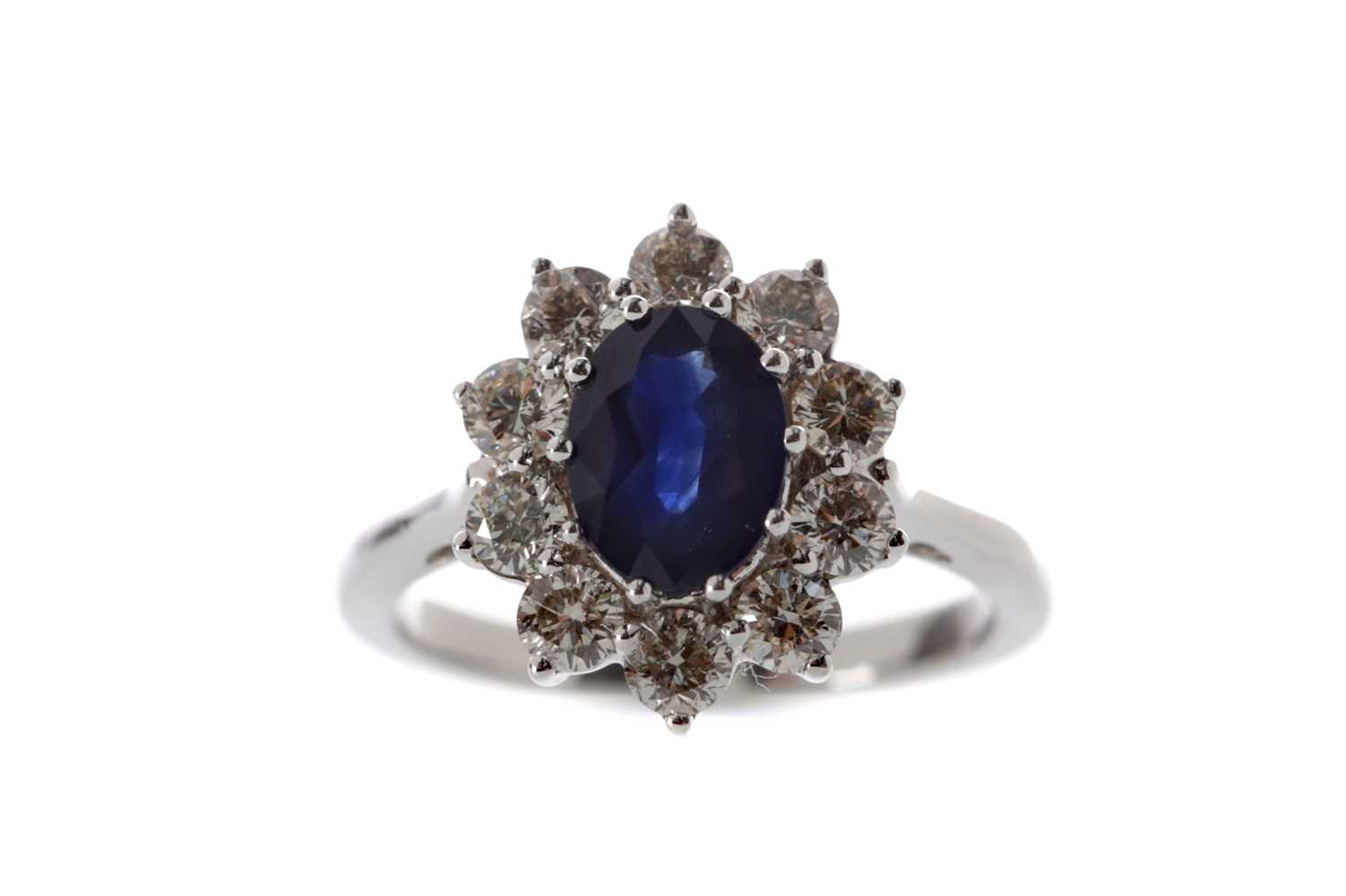 Lot 410 - A SAPPHIRE AND DIAMOND RING