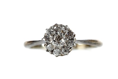 Lot 432 - A DIAMOND CLUSTER RING