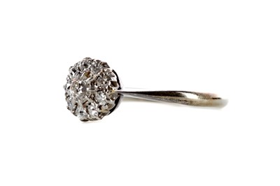 Lot 432 - A DIAMOND CLUSTER RING