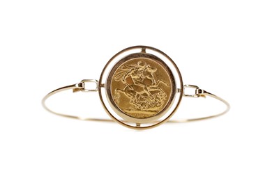 Lot 93 - A GEORGE V (1910 - 1936) SOVEREIGN BANGLE DATED 1912