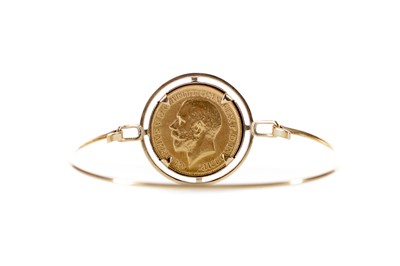 Lot 93 - A GEORGE V (1910 - 1936) SOVEREIGN BANGLE DATED 1912