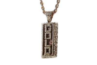Lot 437 - A GOLD BAR PENDANT ON CHAIN