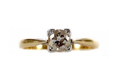 Lot 440 - A DIAMOND SOLITAIRE RING