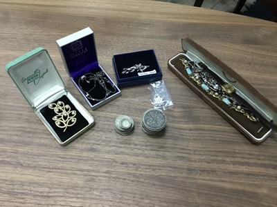 Lot 57 - A COLLECTION OF COSTUME JEWELLERY AND A SMALL GROUP OF COINS