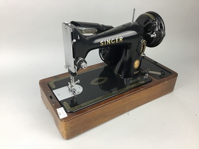 Lot 124 - A VINTAGE SINGER 99K SEWING MACHINE