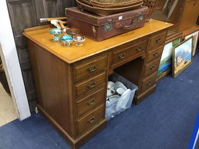 Lot 212 - AN OAK KNEEHOLE DESK