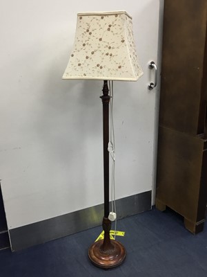 Lot 122 - A MAHOGANY STANDARD LAMP