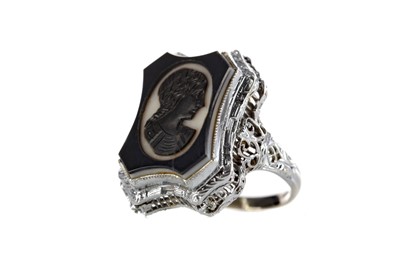 Lot 442 - A REPRODUCTION CAMEO RING