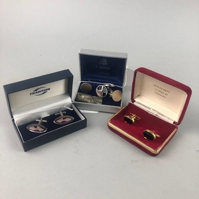 Lot 79 - A GENTLEMAN'S NINE CARAT GOLD BAND AND VARIOUS SETS OF CUFFLINKS