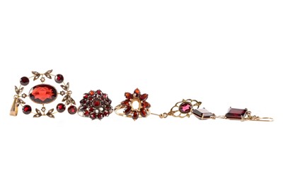 Lot 455 - A COLLECTION OF RED GEM SET JEWELLERY