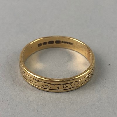 Lot 45 - AN EIGHTEEN CARAT GOLD WEDDING RING