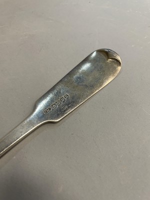 Lot 506 - A EARLY 19TH CENTURY SILVER FIDDLE PATTERN SOUP LADLE