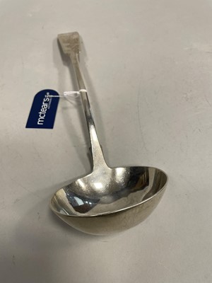 Lot 506 - A EARLY 19TH CENTURY SILVER FIDDLE PATTERN SOUP LADLE