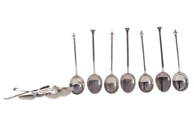 Lot 509 - A SET OF NINE ORB TOP COFFEE SPOONS, FOUR SEAL TOP COFFEE SPOONS, ANOTHER AND SALT SPOON