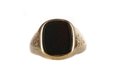 Lot 481 - A BLOODSTONE AGATE SIGNET RING