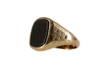 Lot 481 - A BLOODSTONE AGATE SIGNET RING