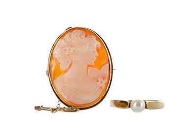 Lot 463 - A PEARL RING AND A REPRODUCTION CAMEO BROOCH