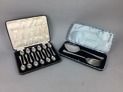 Lot 275 - A SET OF TWELVE SILVER PLATED TEASPOONS AND OTHER SILVER PLATED WARE