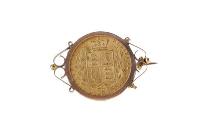 Lot 114 - A QUEEN VICTORIA (1837 - 1901) GOLD SOVEREIGN DATED 1864 WITHIN A BROOCH MOUNT