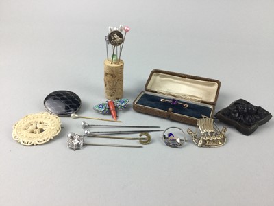 Lot 16 - A COLLECTION OF VICTORIAN AND LATER PINS AND BROOCHES