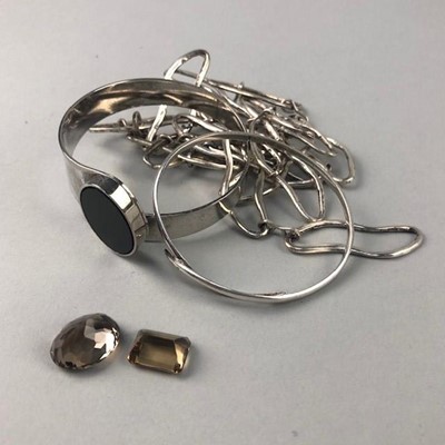 Lot 25 - TWO UNMOUNTED SMOKY QUARTZ STONES, A SILVER BANGLE ALONG WITH A NECKLACE AND HARDSTONE BANGLE