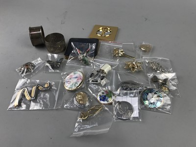 Lot 156 - A COLLECTION OF COSTUME JEWELLERY AND OTHER ITEMS