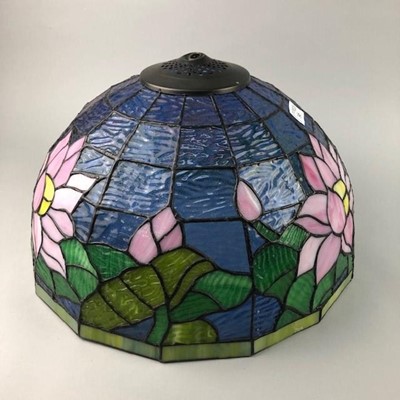 Lot 345 - A TIFFANY STYLE CIRCULAR LAMP SHADE