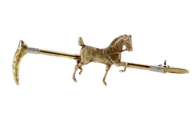 Lot 479 - A HORSE AND RIDING CROP BAR BROOCH