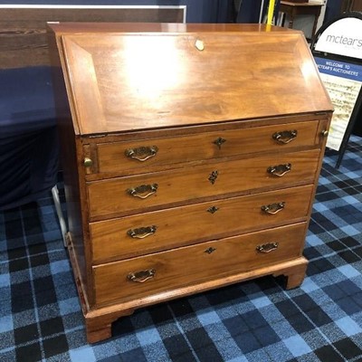 Lot 141 - AN EARLY 20TH CENTURY MAHOGANY BUREAU