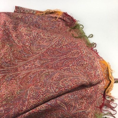 Lot 391 - AN EARLY 20TH CENTURY PAISLEY PATTERN SHAWL