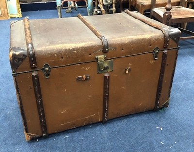 Lot 389 - AN EARLY 20TH CENTURY CABIN TRUNK, FURS AND VARIOUS BLANKETS