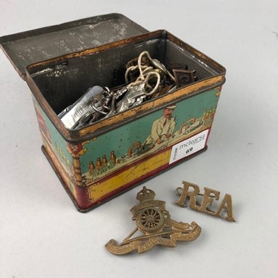 Lot 69 - A LOT OF MILITARY BADGES AND BUTTONS