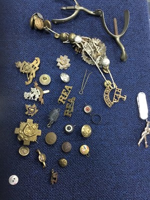 Lot 69 - A LOT OF MILITARY BADGES AND BUTTONS