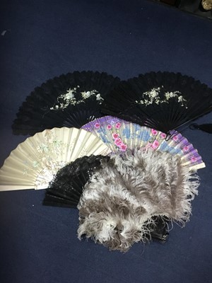 Lot 136 - A VINTAGE OSTRICH FEATHER FAN