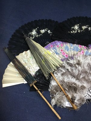Lot 136 - A VINTAGE OSTRICH FEATHER FAN
