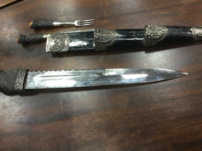 Lot 1622 - A VICTORIAN SILVER MOUNTED DIRK