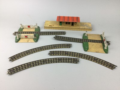 Lot 316 - A MODEL RAILWAY STATION AND TRAIN TRACK