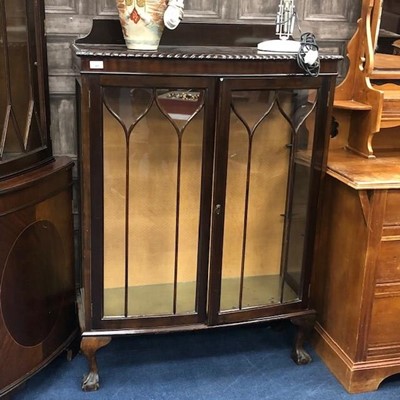 Lot 409 - AN EARLY 20TH CENTURY MAHOGANY DISPLAY CABINET