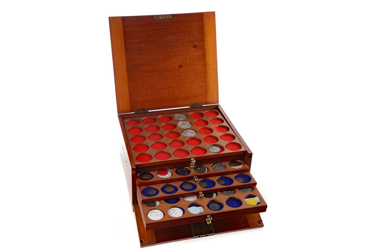 Lot 1629 - A LOT OF TOKENS CONTAINED IN A WOOD CASE