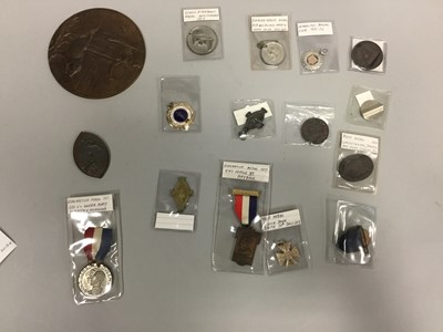 Lot 1629 - A LOT OF TOKENS CONTAINED IN A WOOD CASE
