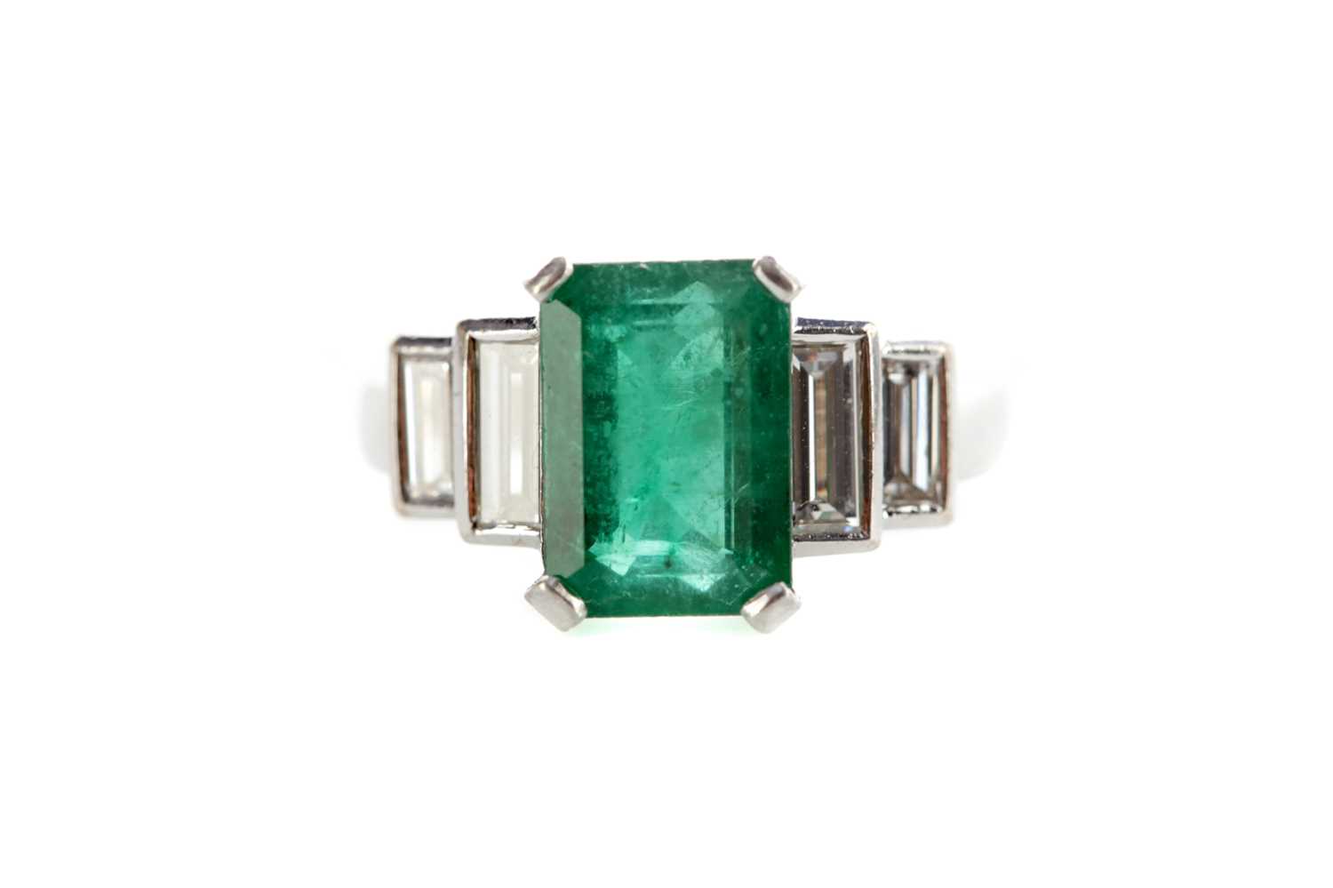 Lot 1308 - AN EMERALD AND DIAMOND RING