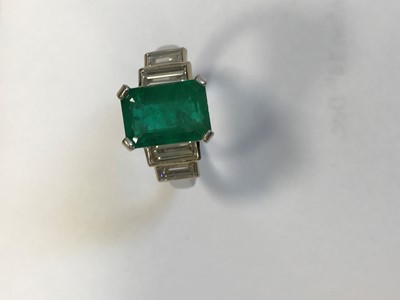 Lot 1308 - AN EMERALD AND DIAMOND RING