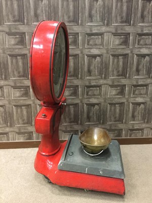 Lot 1399 - A SET OF 1930s AVERY WEIGHING SCALES