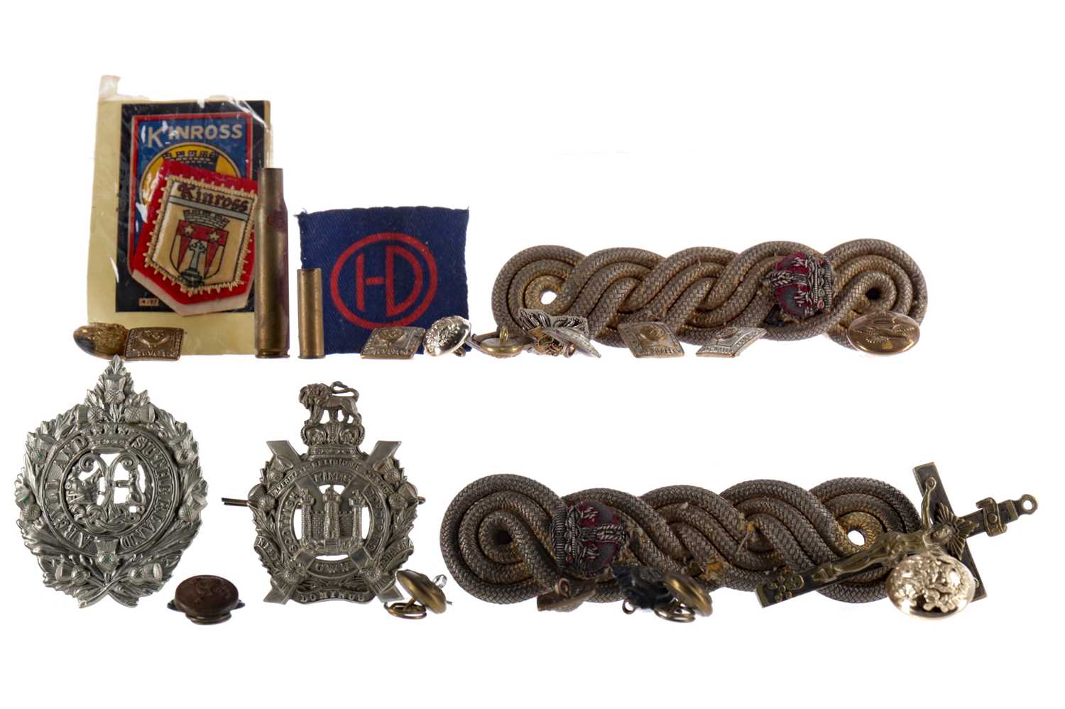 Lot 1639 - A KING'S OWN SCOTTISH BORDERERS CAP BADGE ALONG WITH ANOTHER CAP BADGE AND BUTTONS