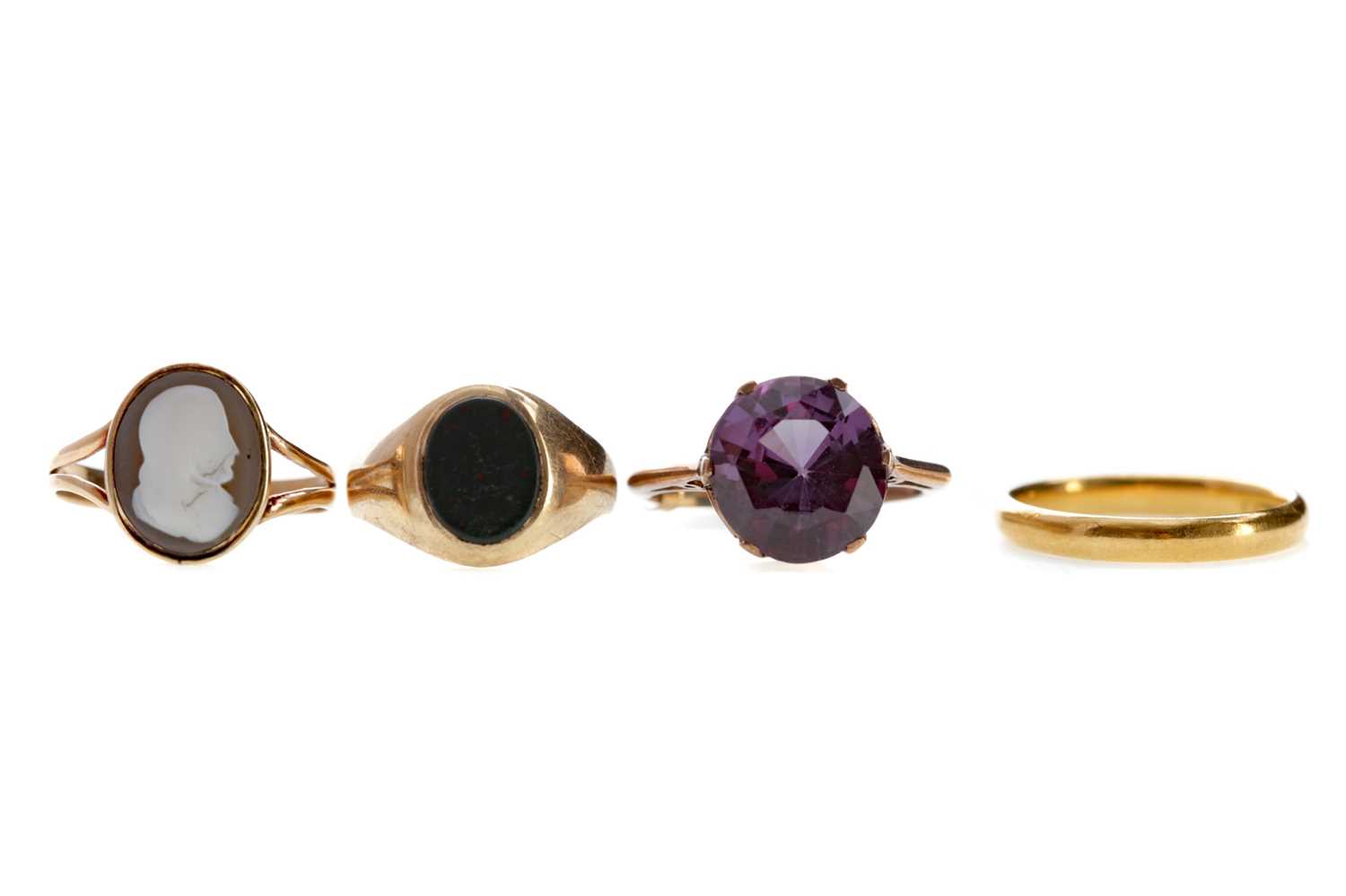 Lot 1331 - A WEDDING RING, BLOODSTONE AGATE RING, PURPLE GEM SET RING AND A CAMEO RING
