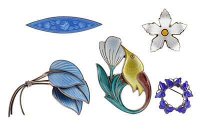 Lot 1339 - A GROUP OF ENAMELLED BROOCHES