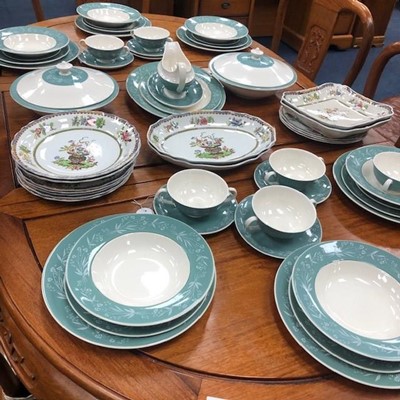 Lot 527 - A ROYAL DOULTON CASCADE DINNER SERVICE AND COPELAND PLATES